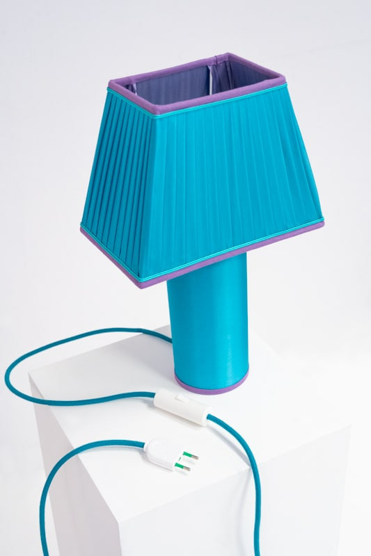 Le Luminaire Bill & Solange, une couleur pop pleine de caractère. C'est pas Versailles
