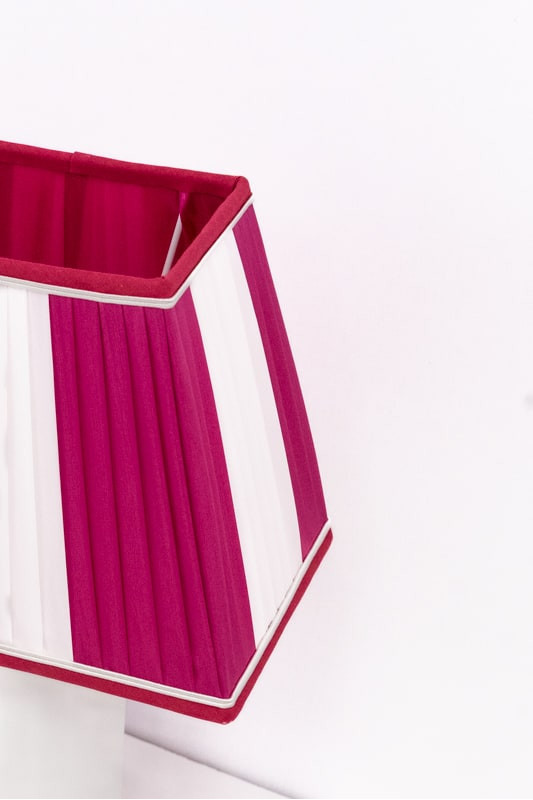 Abat-jour Delphine, plissé artisanal et coloré. C'est pas Versailles