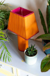 Luminaire Etienne & Delphine, couleur pop pour artisanat moderne. C'est pas versailles.