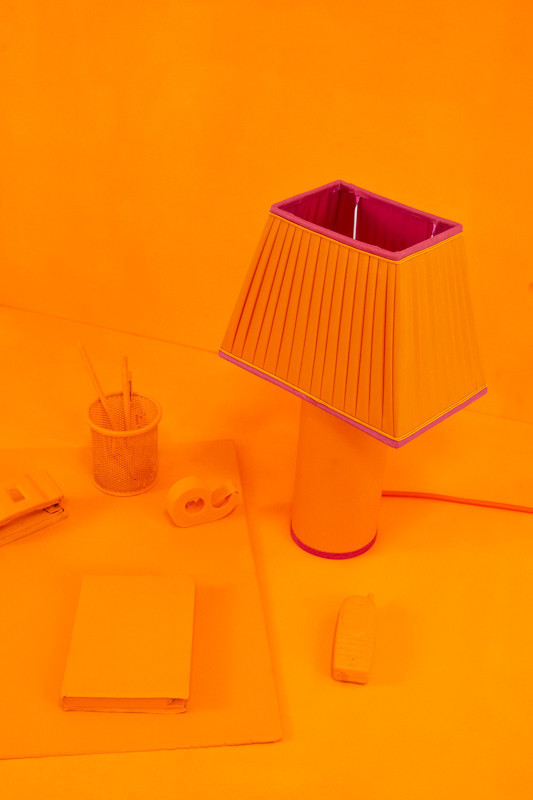 Luminaire Etienne & Delphine, couleur pop pour artisanat moderne. C'est pas versailles.